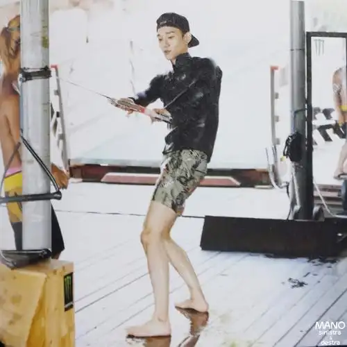 p>金钟大,艺名chen,1992年9月21日出生于韩国京畿道始兴市,韩国男