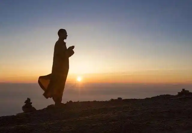 红尘旧事不入梦,但做佛前点灯人.