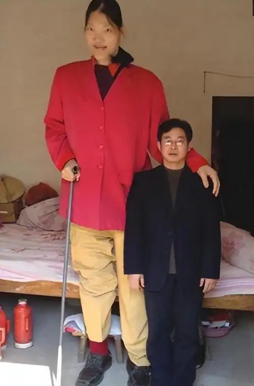 回顾一女孩15岁身高超过2米比姚明还高生前愿望令人心痛