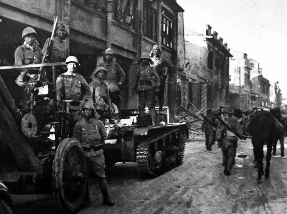 老照片:被遗弃的百姓遭日军围捕