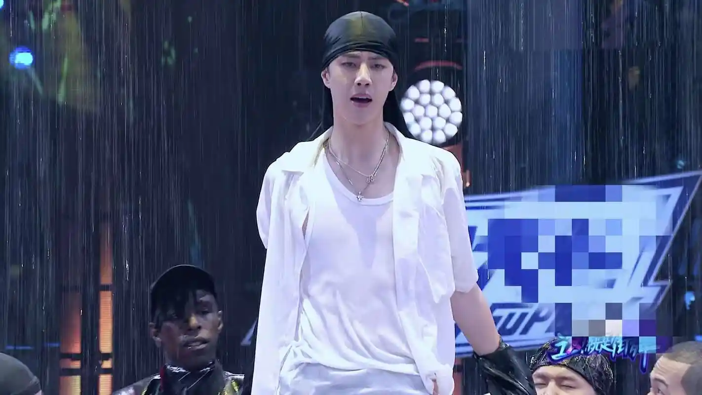 街舞3水舞台吸睛张艺兴说一博没有脱王一博羞涩回应