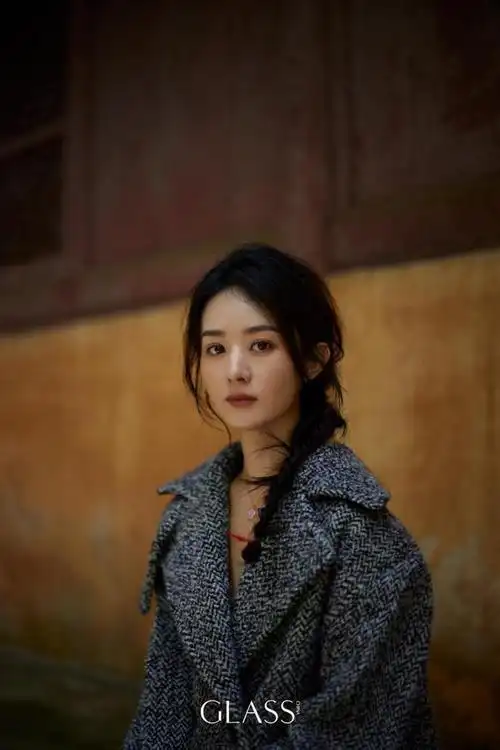 赵丽颖再登杂志封面,轻敲木鱼秀美腿,眼神凌厉气场强大