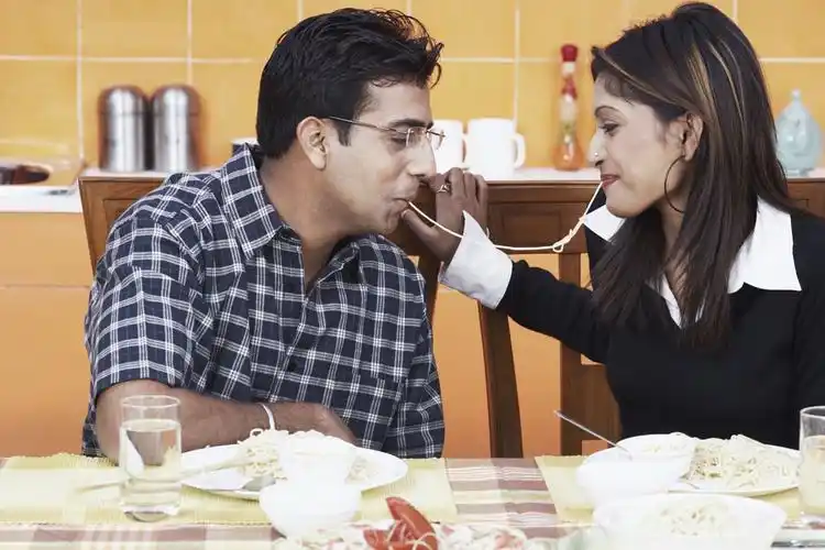 一起吃面条的情侣