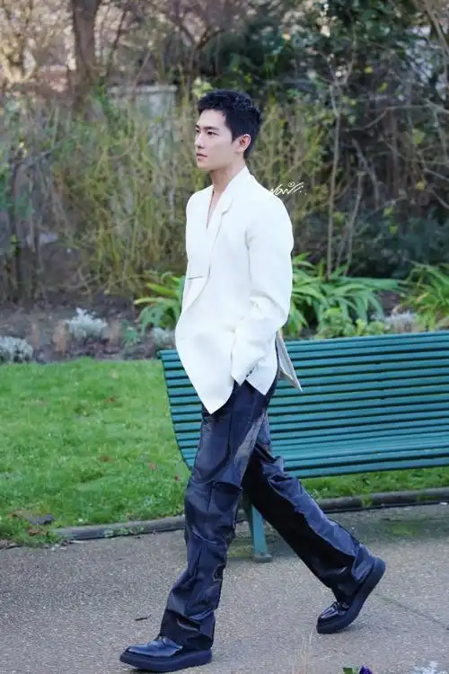 杨洋#其实比起半身照或怼脸照,我更喜欢看全身照或视频,因为气质筛哌