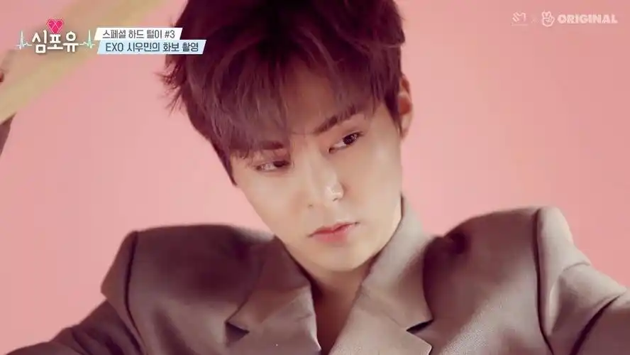 金珉锡[超话]#  exo #   举道具那个好可耐  l剧照老何的微博视频