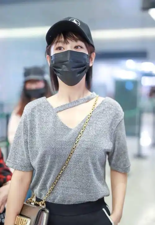 杨紫真会穿,身穿休闲装走机场简约大气,高颜值就是那么任性_运动裤