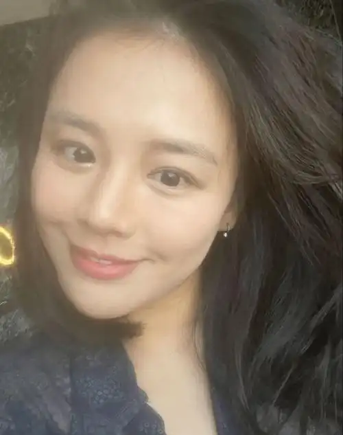 马思纯私下被拍发际线后移素颜憔悴跟自拍白嫩皮肤前后不一