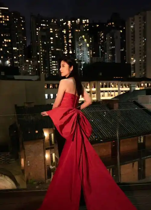 50岁陈慧琳真年轻,一袭红色蝴蝶结拖尾长裙,美得优雅惊艳!