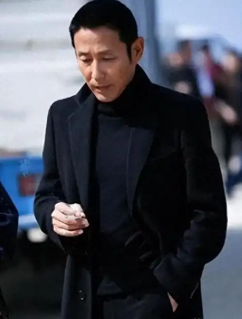 68岁陈道明被偶遇头发胡子已全白穿500元真丝t很接地气