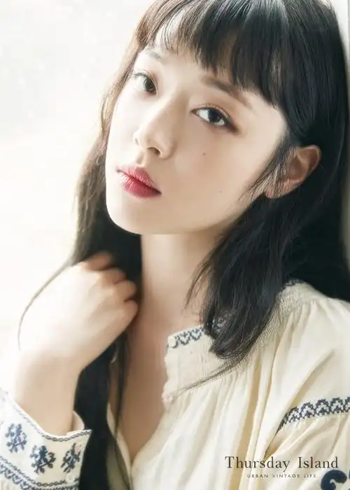 演员雪莉浓郁秋意复古风画报公开.女性服装品牌thursday island, t.