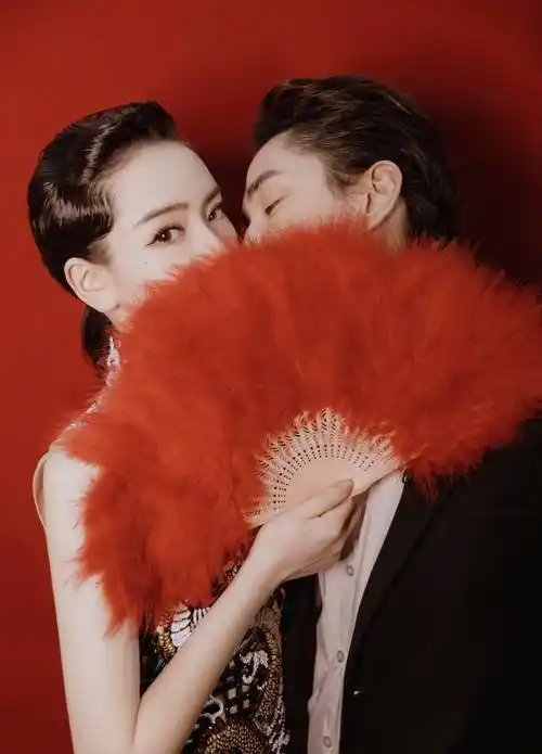 戚薇全家开心出游,小lucky腿长直逼李承铉腰线,拎包姿势尽得戚薇真传