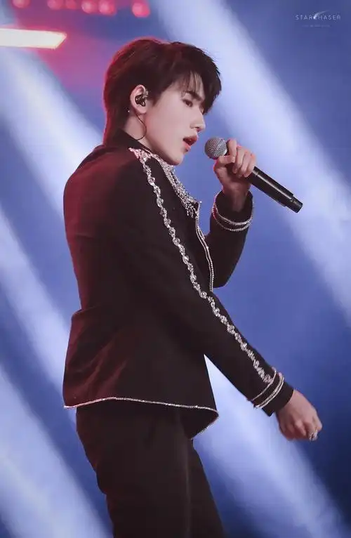 宋亚轩穿过的西装07