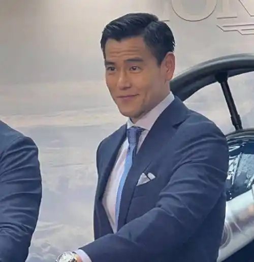 黑色裤子,深棕色皮鞋这套造型中,彭于晏选择了经典的浅蓝色衬衫搭配