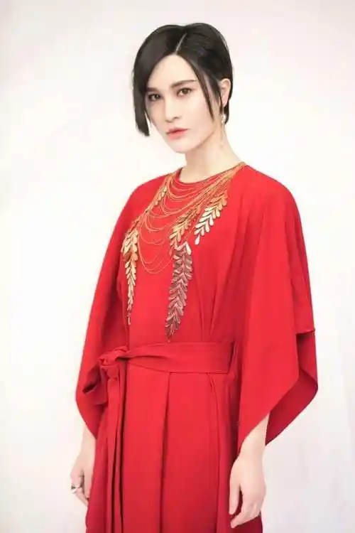 她是2006届超级女声冠军如今整容过度鼻子整残了