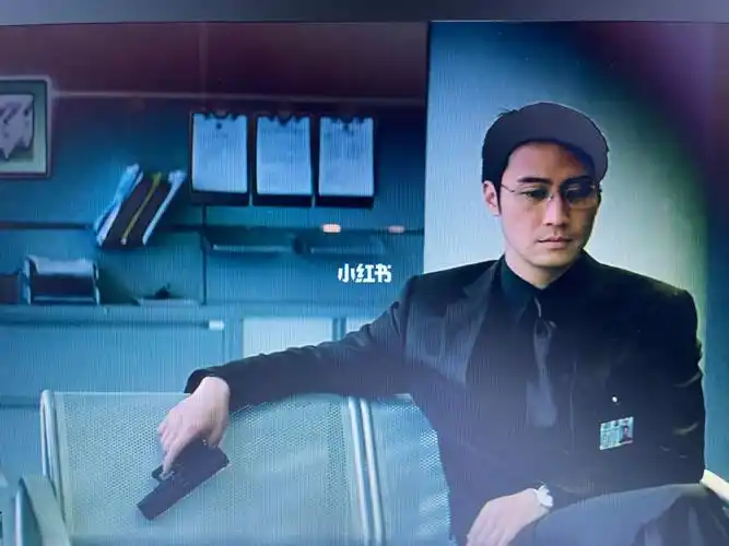 《无间道3》终于把第三部看完了.一开始没认出黎明,还觉得蛮帅的.