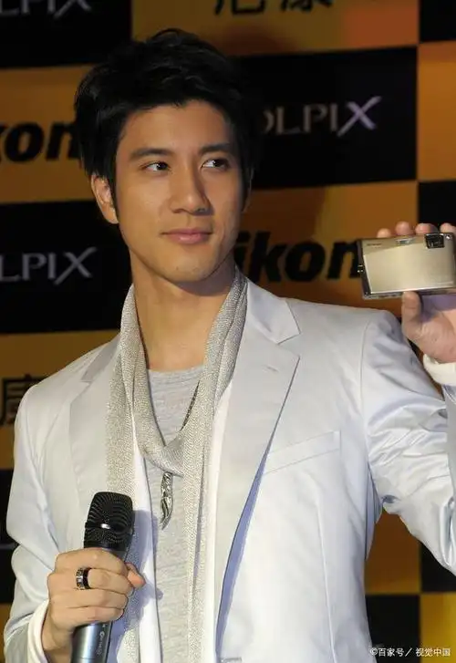 三巨头齐聚周杰伦王力宏林俊杰惊喜现身为陶喆演唱会送花篮