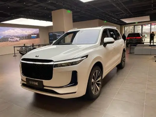 理想one外观时尚精致,内饰科技感强烈