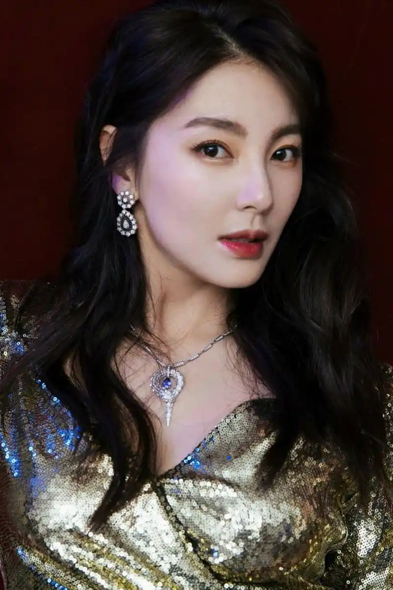 张雨绮也太敢说了,虽然她的颜值在娱乐圈里的确挺能打,但说初中时美到