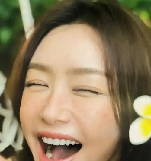 秦岚三亚旅游晒出满脸雀斑素颜图果然有颜就是任性