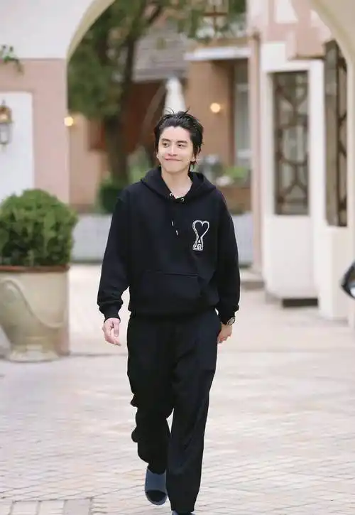 王大陆任性了,把"大妈裤"穿出时尚感,果然颜值高随便穿_造型_显得