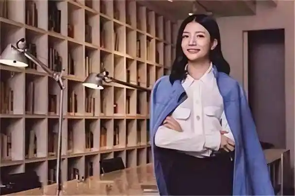 因为背景神秘,本人极为低调,公众对长相气质佳,至今仍单身的李颖存有