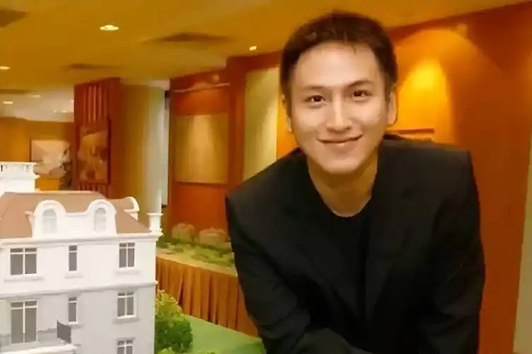 "汤臣少主"汤珈铖:,18岁做霸总身家百亿,39未婚成父母心病_汤君年