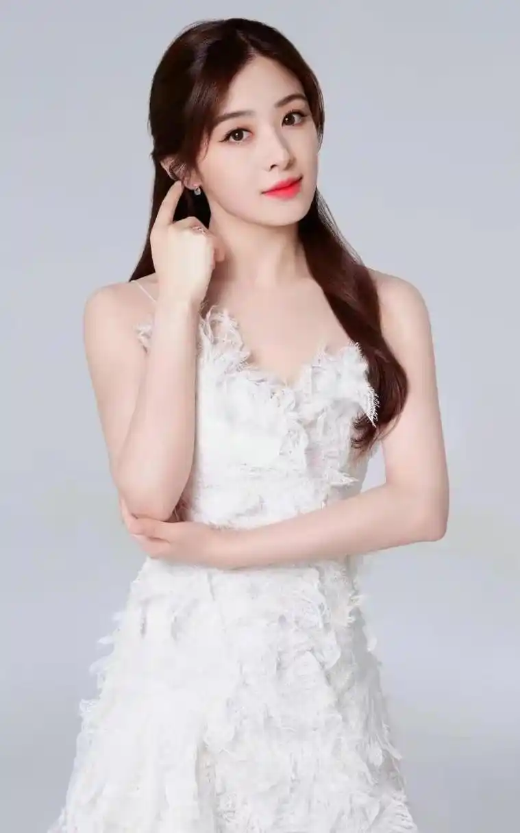 网友:张含韵身材真好,吊带裙清纯靓丽,气质甜美!