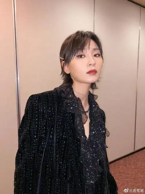 周笔畅素颜自拍