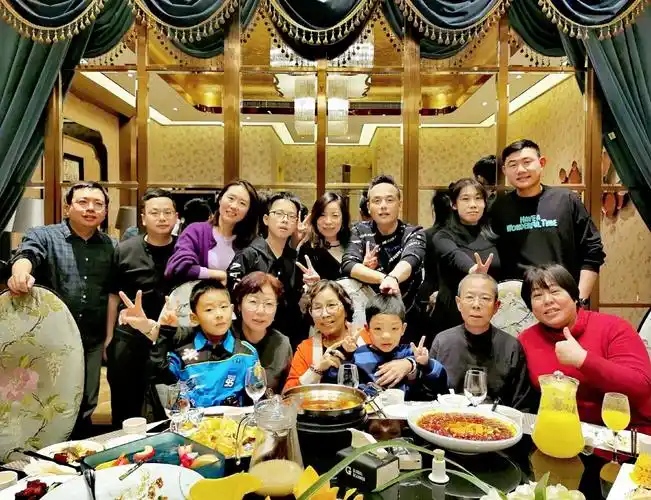 温馨大家庭合影留念