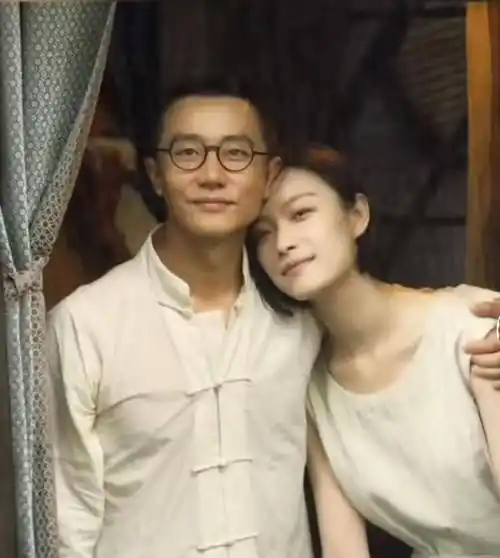 黄轩倪妮演革命情侣,亚麻米色造型好养眼,复古质朴气质十足_白色_黑色