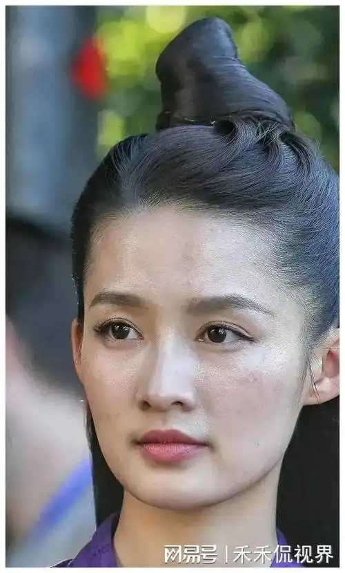 他人或许不愿晒这般素颜自拍,她却敢在镜头前袒露真实自我,其勇气可嘉