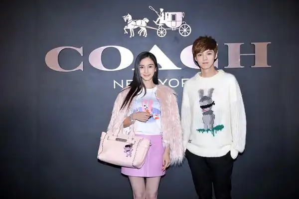 (baby和鹿晗合影)   昨日,angelababy为coach北京店铺进行剪彩,当晚