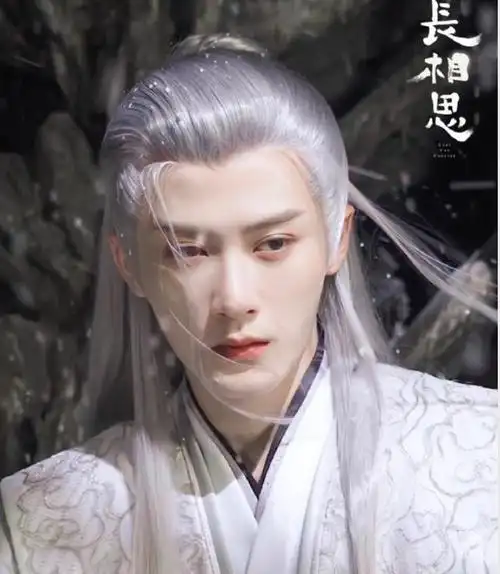 知道檀健次长得好看,没想到他的古装依旧很惊艳,特别是白发加红衣造型