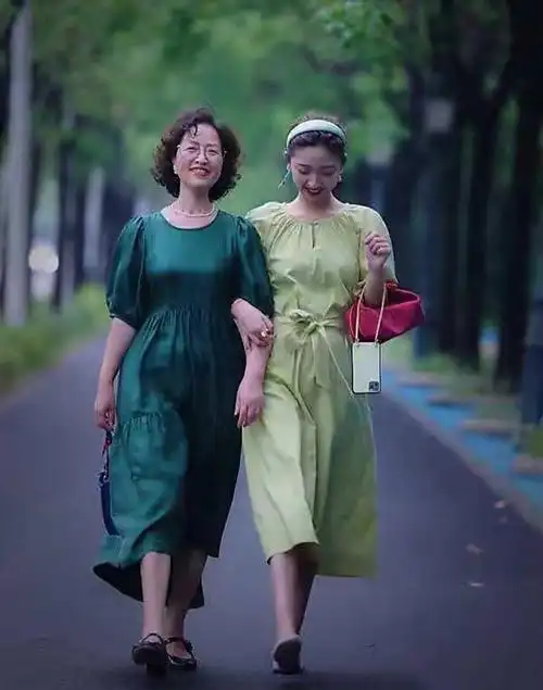 这才是妈妈辈该有的穿搭:不花哨,不扮嫩,不显老,老了依然优雅