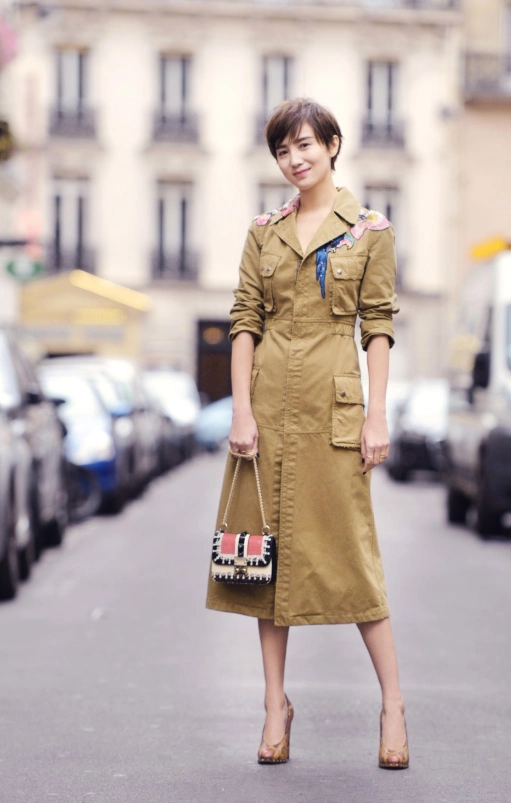 李艾带儿子去海边玩,穿彩色波点风衣真时髦,不愧是超模辣妈_牛仔裤