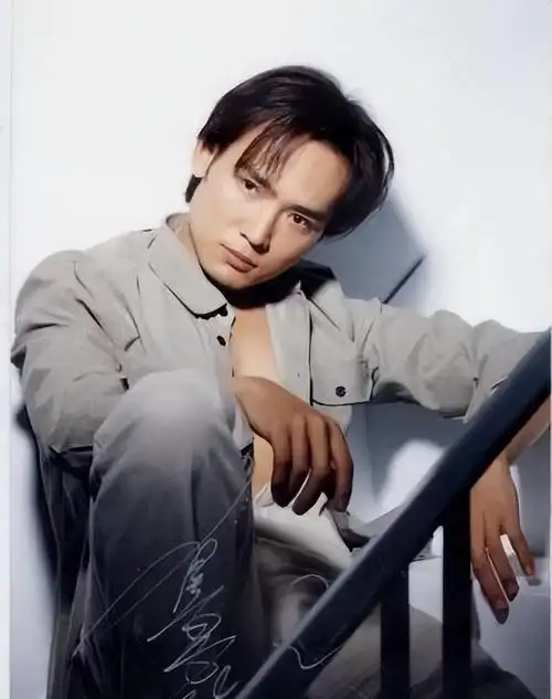 23岁的焦恩俊终于接到了生命里**个"主角",虽然在《莫道无情》里他