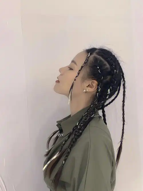 新发型今天是辫子女孩