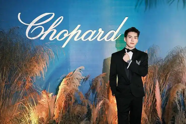 曾舜晞黑色西装造型绅士有型 置身粉紫梦幻场景神秘浪漫