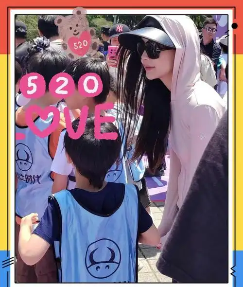 angelababy5.20当天带儿子参加亲子活动,皮肤白皙,状态似少女