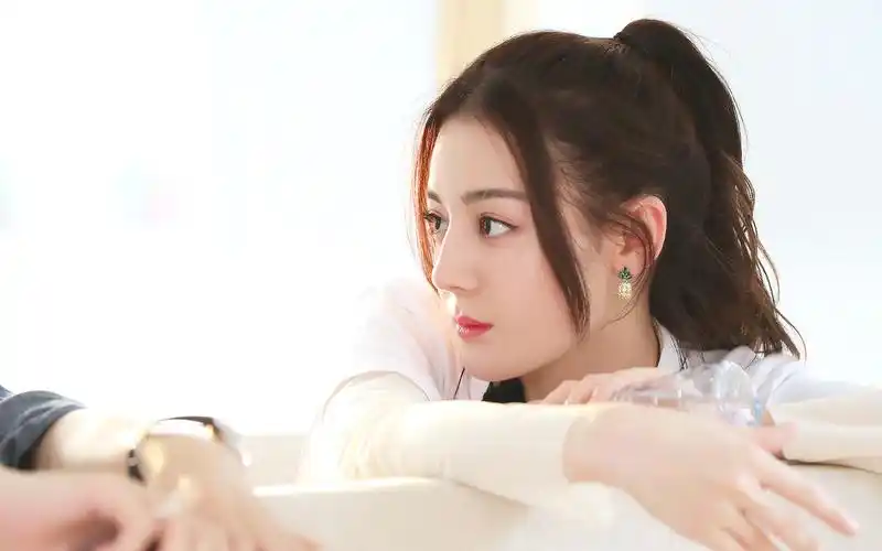 迪丽热巴甜美高清桌面壁纸