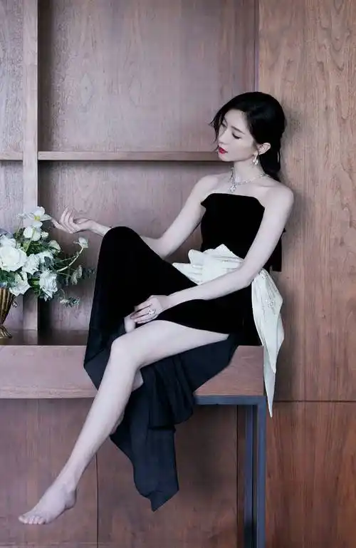 江疏影穿衣真是胆大,一袭吊带长裙还开个小洞,有身材就是任_裁剪