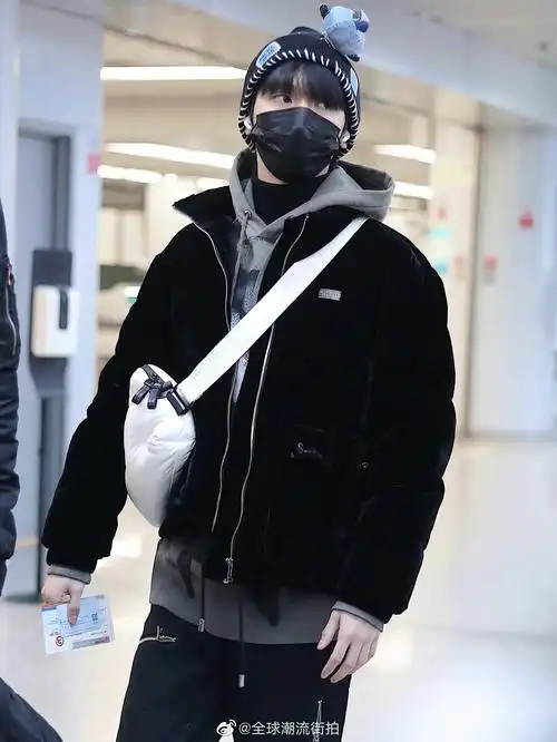 严浩翔最新机场私服更新黑色夹克叠穿灰色连帽卫衣