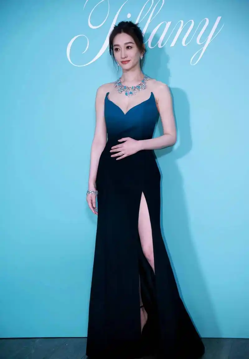 李小冉又高又瘦.官方称她拥有168公分的完美女神身高.