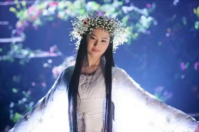 刘亦菲头戴满天星花环巧笑嫣然