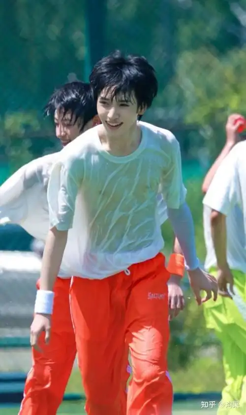 严浩翔的撩人腹肌!请严浩翔同学看掉这条直接划过!_腾讯新闻