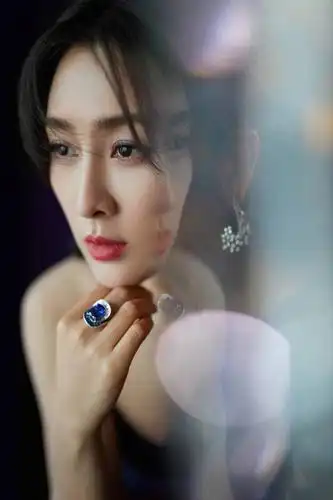 马苏透纱长裙亮相时尚盛典 获"年度时尚闪耀演员"奖项