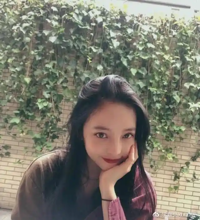 具荷拉自杀风波后复出首秀,跳舞时裙子脱落不慎走光