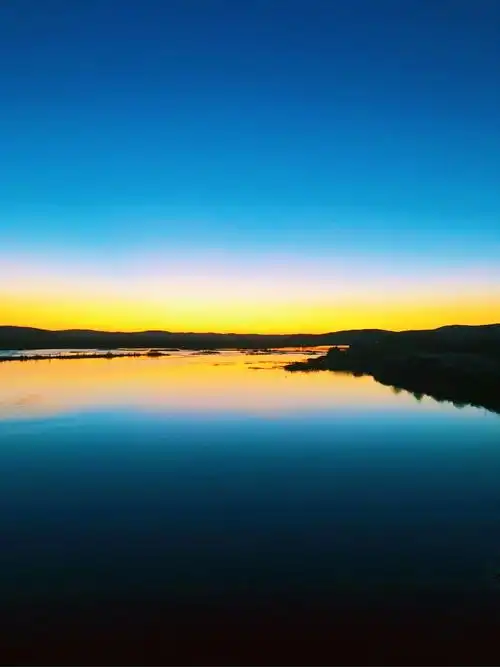 地平线上只剩下最后一抹柔和的光,站在那里久久的也不想离开.