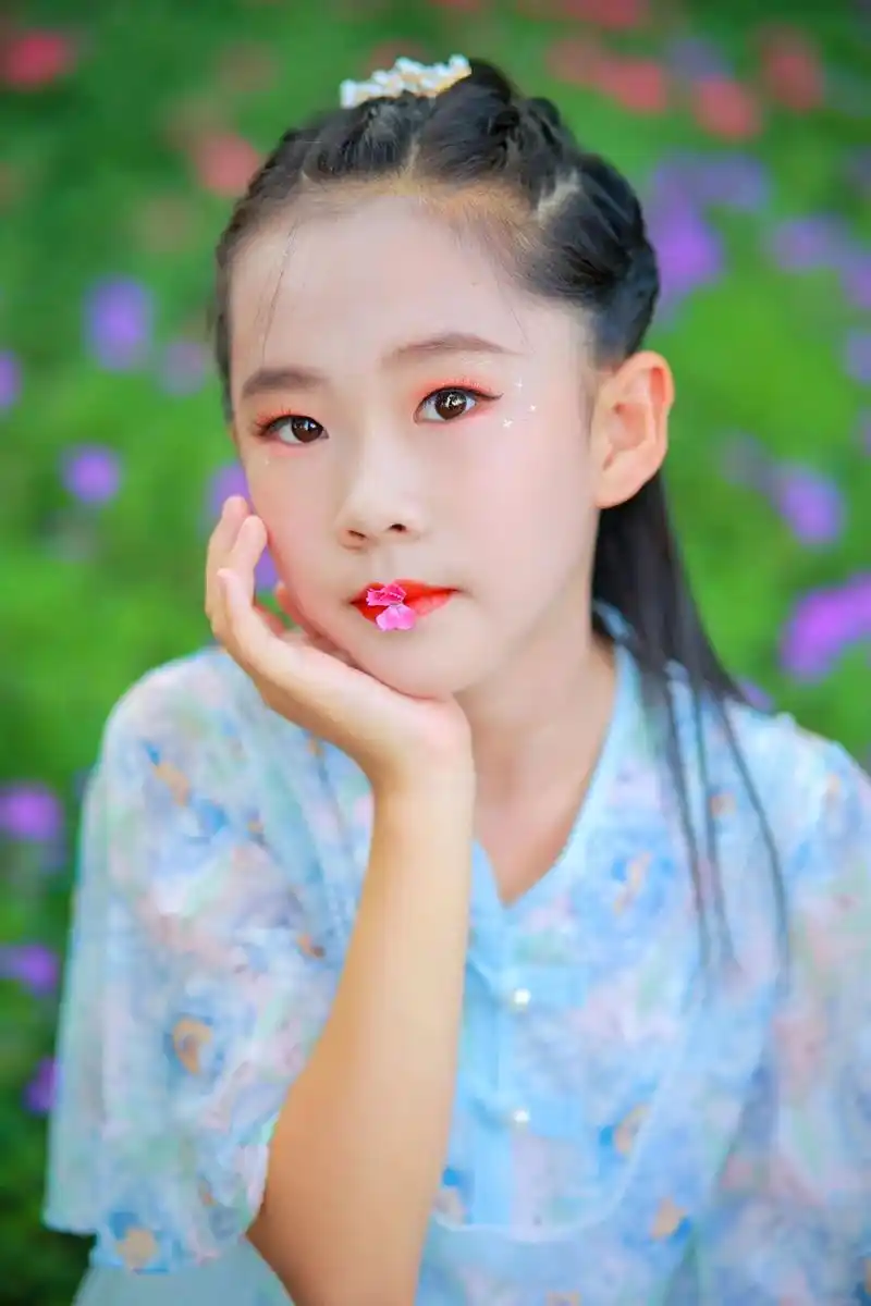 超有镜头感的小女孩 小仙女12岁生日户外写真,中间有朦胧感 - 抖音