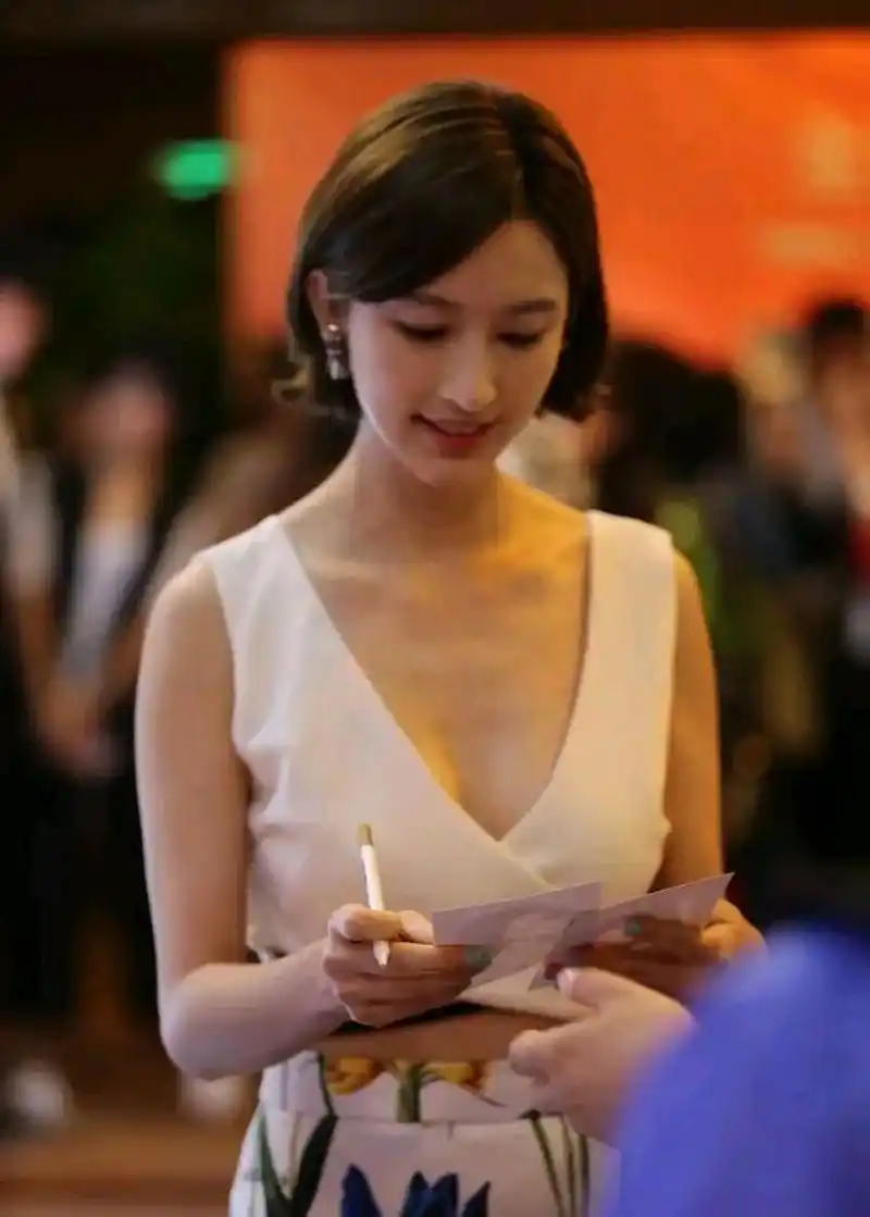 张俪好身材,真是太吃香,秀出性感曲线[舔屏][舔屏][舔屏]深v造型更